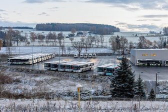 Tauziehen, Chaos, Solidarität: Warum die Busse im Vogtland am Freitag stoppten und wie sie wieder ins Rollen kommen - Eigentlich sollten diese Busse im gesamten Vogtland unterwegs sein, doch am Freitag standen, wie hier in Rodewisch, alle Räder still. Nach der jähen Kündigung durch die Bietergemeinschaft Bus gelang am Freitag ein Durchbruch: Ab Samstag fahren alle Busse und Schulbusse wieder nach Plan.