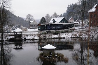 Tauziehen um Bus-Stundentakt auf den Aschberg - Ein Bus der Linie 30 fährt auf dem Weg zum Aschberg über den Damm vom Sternteich. 