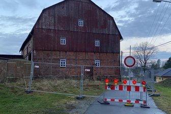 Tauziehen um Scheune gipfelt im Vogtland in Radweg-Sperrung: „Ja, damit wollen wir Druck aufbauen“ - Radweg dicht in Oberheinsdorf. Die Stadt Reichenbach hat die als Radweg genutzte Anliegerstraße wegen „des Tatbestandes Gefahr in Verzug“ gesperrt. Am Radweg auf der anderen Seite fehlt ein Hinweis darauf - zum Unmut von Radlern.