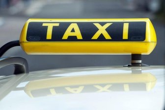Taxi fährt jungem Mann über den Fuß - Zeugen gesucht - 