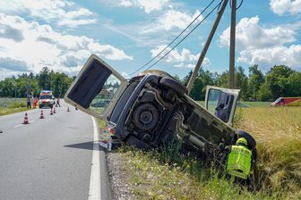 Taxi überschlägt sich nach Zusammenstoß - Ein Taxi ist am Montag in Limbach mit einem Ford zusammengestoßen und hat sich überschlagen.