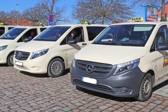 Taxibetriebe bangen um Existenz - Für Fahrten mit Taxis, die am Freiberger Bahnhof auf Kundschaft warten, gelten amtlich festgelegte Tarife.