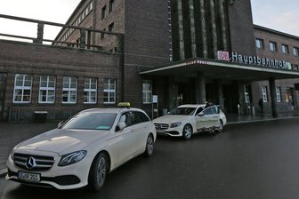 Taxifahren soll ab Februar deutlich teurer werden im Landkreis Zwickau - Taxis am Zwickauer Hauptbahnhof. Ab Mitte Februar sollen Fahrgäste mehr zahlen.