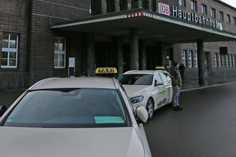 Taxifahrer im Landkreis Zwickau dürfen mehr verlangen: So viel teurer wird die Fahrt ab Mitte Februar 2026 - Taxis am Zwickauer Hauptbahnhof. Ab Mitte Februar wird’s teurer.