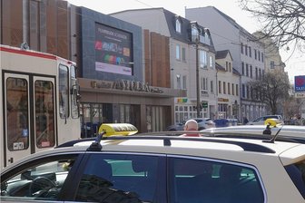 Taxipreise steigen im Landkreis Zwickau - doch Betrieben bringt das kaum Entlastung - Am Poetenweg in Zwickau stehen in der Regel mehrere Taxis und warten auf Fahrgäste. In den letzten Jahren sind die Wartezeiten immer länger und die Einnahmen geringer geworden.
