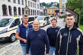 Taxis vom Postplatz in Aue verbannt – Fahrer streiten mit Stadt um Lösung - Die Taxifahrer Heiko Unger, Lutz Müller, Lutz und David Georgi (von links) am Postplatz in Aue.