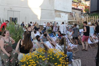 Taylor-Swift-Gottesdienst in Mittweida: 120 Leute von Mix aus Bibel und Pop begeistert - Sieht aus wie ein Happening, ist aber ein Gottesdienst: Am Freitagabend kamen rund 120 Leute in den Stadtgarten zum Open-Air-Gottesdienst.