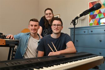 Taylor Swift im Stadtgarten Mittweida: Pfarrerin verbindet Popmusik mit Predigt - Die Band probt im Pfarrhaus: (v. l.) Felix Schlegel, Simon Fischer und Geertje-Marie Groth. Am 28. Juni führen sie beim Taylor-Swift-Gottesdienst im Mittweidaer Stadtgarten ihre Interpretationen der Popsongs auf.