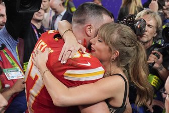 Taylor Swift und Super Bowl: Hypes ergreifen auch das Erzgebirge - Die Kansas City Chiefs spielen im Finale des Super Bowl. Musik-Superstar Taylor Swift küsst Travis Kelce von den Chiefs nach einem Sieg. Beide sind ein Paar. In Oelsnitz steigt eine Super-Bowl-Party.