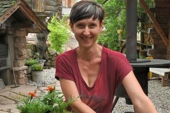 Team der Badegärten steht in den Startlöchern - Alles vorbereitet: Romy Röthel bepflanzt noch die letzten Töpfe im Außenbereich. 