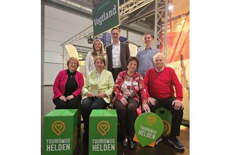 Team der Gästeführer an der Göltzschtalbrücke als „Tourismusheld 2024“ geehrt - Die frisch geehrten Tourismushelden aus dem Vogtland.