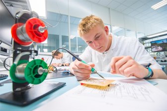 Team der Jenaplanschule Markersbach gewinnt Technikolympiade bei Turck - Das Unternehmen Turck in Beierfeld bildet auch aus. Dazu gehört unter anderem das klassische Löten.