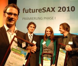 Team entwickelt Ferndiagnose für Windräder - Die Preisträger der ersten Phase des diesjährigen Gründerwettbewerbs stehen fest: Tobias Meyhöfer vom Chemnitzer Team Fiber Check (vorn), Dierk Wittig (Team Retinogen), Franziska Dusch (Team Raumkompanie) und Sascha Seewald (Team Caterna, hinten, von links). 