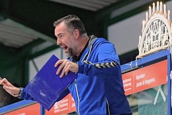 "Team verdient eine volle Halle" - Im Dezember 2021 kämpfte der EHV Aue noch erbittert um den Klassenerhalt in Liga 2. Damals gingen mit Ex-Coach Stephan Swat bisweilen die Pferde durch. Die Mission "Wiederaufstieg" dagegen kann er als sportlicher Leiter bisher beruhigt verfolgen.