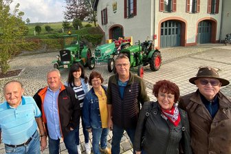 Team Vogtland Großglockner: Drei Ehepaare auf dem Weg zur Traktor-Mania - Abschiedsfoto am Gemeindezentrum Oberheinsdorf. Das Team Vogtland von rechts: Marita und Andreas Müller, Kerstin und Michael Reißmann sowie Tour-Initiator Frank Gruschwitz mit seiner Frau Rena, links Frank Gruschwitz‘ Vater Günter.