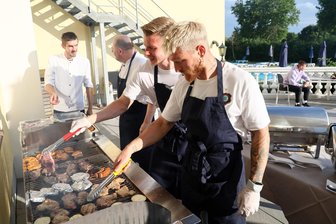 Teamabend des FC Erzgebirge Aue: Wer grillen musste – und die beste Gesangseinlage hinlegte - Beim Grillabend am Mittwoch musste die Verlierermannschaft aus dem Vormittagstraining, darunter Erik Majetschak und Marvin Stefaniak (re.), für die Teamkollegen verschiedene Fleischsorten garen.