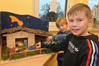 Teamarbeit wird groß geschrieben: Kita aus Niederwürschnitz nimmt am Krippenwettbewerb teil - Robin (vorn) und Bruno zeigen stellvertretend für rund 60 Hortkinder die gemeinsam gebaute Krippe.