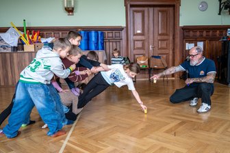 Teambildung statt Mathe: Ungewöhnlicher Unterricht in Rochlitz - Die Aufgabe von Trainer Rainer Frisch verlangte den Kindern Akrobatik ab.