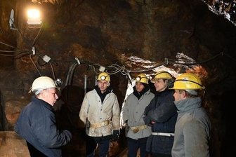 Teambildung: Veilchen unternehmen Ausflug unter Tage - Das Team des FC Erzgebirge Aue, darunter Neuverpflichtung Jann George(3. von rechts) und Veilchen-Teamchef Marc Hensel (2. von rechts), ist ins Besucherbergwerk Fundgrube Weißer Hirsch eingefahren.