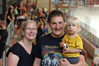 Teamgeist und Schlüsselspieler: Was die Fans der Eispiraten Crimmitschau in der neuen Saison erwarten - Luisa Regner und Marco Bruns nahmen am Samstag erstmals ihren knapp zweijährigen Sohn Nils mit in das Kunsteisstadion im Sahnpark.