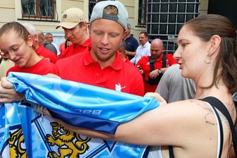 Teampräsentation der Eispiraten weckt Vorfreude auf die Saison - Besonders die Autogramme der beiden finnischen Stürmer Jasper Lindsten (vorn) und Henri Kanninen waren bei den Eispiraten-Fans während der Mannschaftspräsentation am Samstagabend gefragt. 