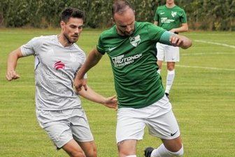 Teams aus der Region scheitern früh - Tanne-Kapitän Marek Barthold (r.) setzt sich energisch gegen einen Krostitzer durch. In einem Pokalduell zweier Teams auf Augenhöhe setzten sich die Gastgeber am Ende etwas glücklich durch. 