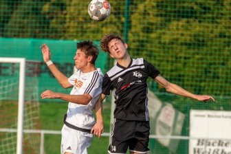 Teams sinnen auf Revanche - Stollbergs Til Fischer (rechts) und Zwickaus Kevin Oeser steigen zum Kopfball hoch. Im Hinspiel siegten die Westsachsen mit 4:2. 