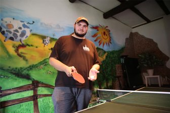 Teamsport und Schaufeln: Mülsener Streetworker lädt nach Micheln ein - Streetworker Phillip Mothes schließt immer mittwochs den Jugendtreff in der ehemaligen „Scheune“ auf. Dort kann man Kickern, Tischtennis und Volleyball oder auch Jugger – ein lustiges Teamspiel – spielen.