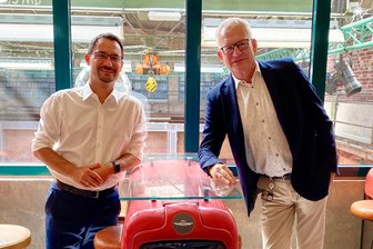 Tech-Giganten in Chemnitz: Diese beiden Männer holen Nvidia und Alibaba nach Sachsen - Die Macher der Hightech-Konferenz: Dr. Lars Fritzsche (l.) und Dr. Jens Trepte von der Firma IMK in der Eventhalle Kraftverkehr in Chemnitz.