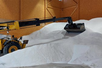 Technik, Streugut, Personal: Winterdienst in Schwarzenberg für Saison gerüstet - Das Streusalzlager im Bauhofareal in Schwarzenberg ist gefüllt. Per Teleskoplader wurde eingelagert.