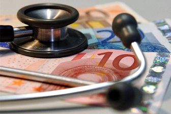 Techniker Krankenkasse und DAK legen neuen Beitrag für 2024 fest - Die Ausgaben für Gesundheit steigen, doch die Einnahmen der Krankenkassen reichen nicht.
