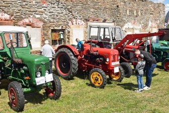 Technikgeschichte im alten Volksgut beim Traktorentreffen in Zug - Das ehemalige Volksgut in Zug war am Sonntag Schauplatz des zweiten Traktorentreffens in Zug. Vor dem brüchigen Gebäudekomplex haben Vorkriegs- bzw. Nachkriegsmaschinen Aufstellung genommen.