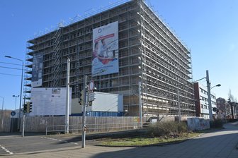 Technikum der Westsächsischen Hochschule soll im Sommer fertig werden - Mitte Februar werden die Gerüste am Neubau des Technikums entfernt. Dann ist der Blick frei auf eine außergewöhnliche Fassade.