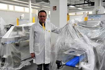 Technisat aus dem Vogtland bleibt auf Millionen von FFP2-Masken sitzen - Die Produktion ruht: Steffen Gierth, einer der beiden Geschäftsführer der Firma Technisat in Schöneck, an den abgedeckten Produktionsmaschinen für FFP2-Schutzmasken.