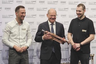 Technische Innovation: Bayerischer Staatspreis geht ins Vogtland - Olaf Scholz mit Metallblasinstrumentenmachermeister Max Hertlein und Geselle Pascal Klinkert (rechts).