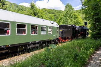 Technischer Defekt an Sonderzug: Bahnstrecke im Erzgebirge gesperrt - Wegen eines Defekts blieb der Zug liegen. Die Strecke wurde vorübergehend gesperrt.