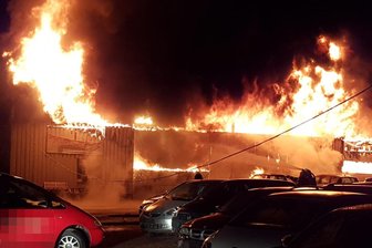 Technischer Defekt löste Brand bei Autohandel aus - 
