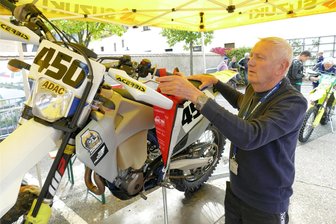 Technischer Kommissar von „Rund um Zschopau“ stellt seine Ermittlungen ein - Zum letzten Mal hat Michael Hunger am vergangenen Freitag bei der technischen Abnahme die Maschinen der Teilnehmer von „Rund um Zschopau“ näher unter die Lupe genommen.