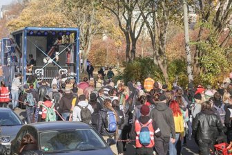 Techno-Fans sorgen für Partystimmung -