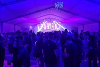 Techno-Fieber in Wechselburg: 1000 Gäste feiern bis zum Morgengrauen - Laut, warm, bunt: Der "Last Summer Dance" zog Besucher aus der Region, aber auch von weiter weg an.