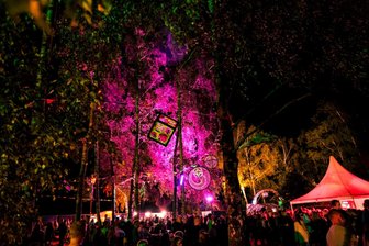 Techno-Größen legen in Geringswalde auf - Die baumbestandene Wiese verwandelt sich im Juni in ein lichtergeschmücktes Areal.