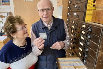 Technologie dieses Altmeisters bundesweit gefragt: Uhrmacher Seifert seit 100 Jahren in Grünhain - Christine und Rudolf Seifert sind die Seniorchefs im Familienbetrieb. Rudolf Seifert zeigt im Bild eine von Hunderten der von ihm entwickelten Prägeformen für Uhrengläser.