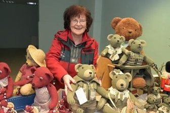 Teddy-Ausstellung in Stollberger Schaufenster - Hella Müller zeigt eine Auswahl ihrer Teddys. 