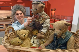 „Teddy in Love“: Museum in Oederan macht dem Teddybären eine Liebeserklärung - „Teddy in Love“ heißt die neue Sonderausstellung im Oederaner Museum. Michaela Kruse beim Aufbau mit Teddy Friedolin, der von der Ausstellungsmacherin Dorothea Siegel geschaffen wurde.