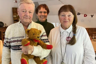 Teddy-Liebe in Oederan: Wie Reinhard Groß ein Stück Kindheit wiederfand - Reinhard Groß mit Albert dem Bären, seiner Frau Uta und Dorothea Siegel (v. l.) bei der Eröffnung der Sonderausstellung „Teddy Love“ in Oederan.