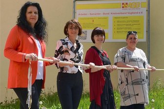Teddybär-Verein geht, Netzwerk gegen sexuelle Gewalt bleibt - Die bisher vom Verein Teddybär Vogtlandkreis getragene Familienpflege wird jetzt durch den Arbeitersamariter-Bund (ASB) weitergeführt. Im Bild bei der symbolischen Staffelstab-Übergabe (von links) ASB-Geschäftsführerin Diana Mattes, die Teamleiterinnen Roswitha Schüler und Susann Schnabel sowie Simone Böhm-Löser, Gründerin und 25 Jahre Leiterin des Vereins Teddybär.