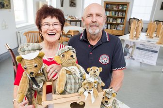 Teddybären-Ausstellung im Erzgebirge: „Familie Teddy im Weihnachts-Winterland“ öffnet am 18. Oktober - Hella und Frank Müller mit einer Teddyfamilie.