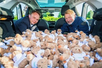 Teddybärenflieger: Niederdorf erwartet Ansturm an Schaulustigen - Hier liegen die Teddys noch im Auto von Bürgermeister Stephan Weinrich (l.). Rechts: Thomas Oertel, der so eine Aktion als Kind erlebte und den Bürgermeister auf die Idee einer Wiederholung brachte.