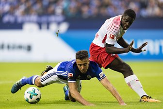 Tedescos Matchplan ist der bessere - Dieser Zweikampf zwischen Dayot Upamecano und dem Schalker Franco Di Santo führte zum Elfmeter für die Königsblauen.