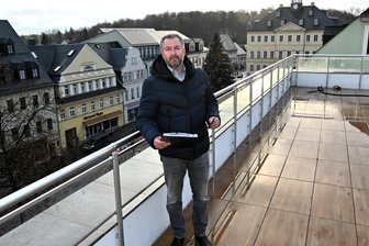 Tedi steht zu Hainichen: Ein erster Einblick in die Marktterrassen - Andreas Scholz steht hier auf dem Dach der Marktterrassen in Hainichen. Der Geschäftsführer der in Burgstädt ansässigen Projektentwicklungsfirma Chreans will das Bauvorhaben im Zentrum der Stadt nun bald abschließen – mit Tedi als Mieter im Erdgeschoss.